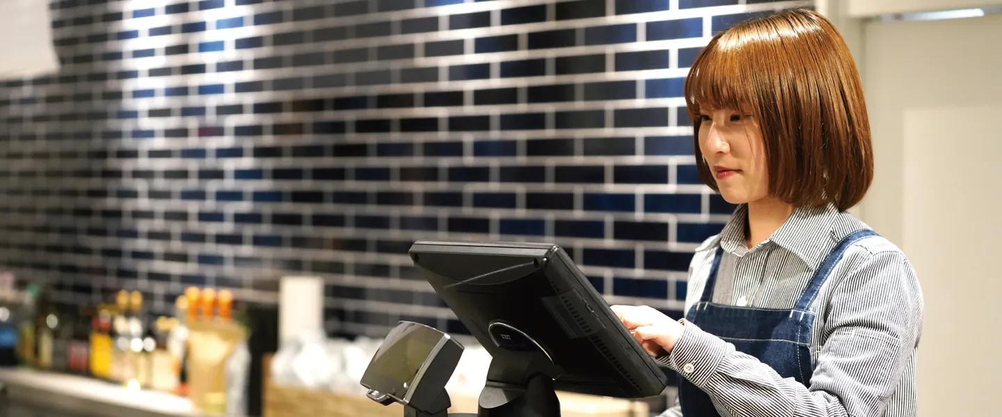 飲食店で東芝テック製POSレジを操作するスタッフ